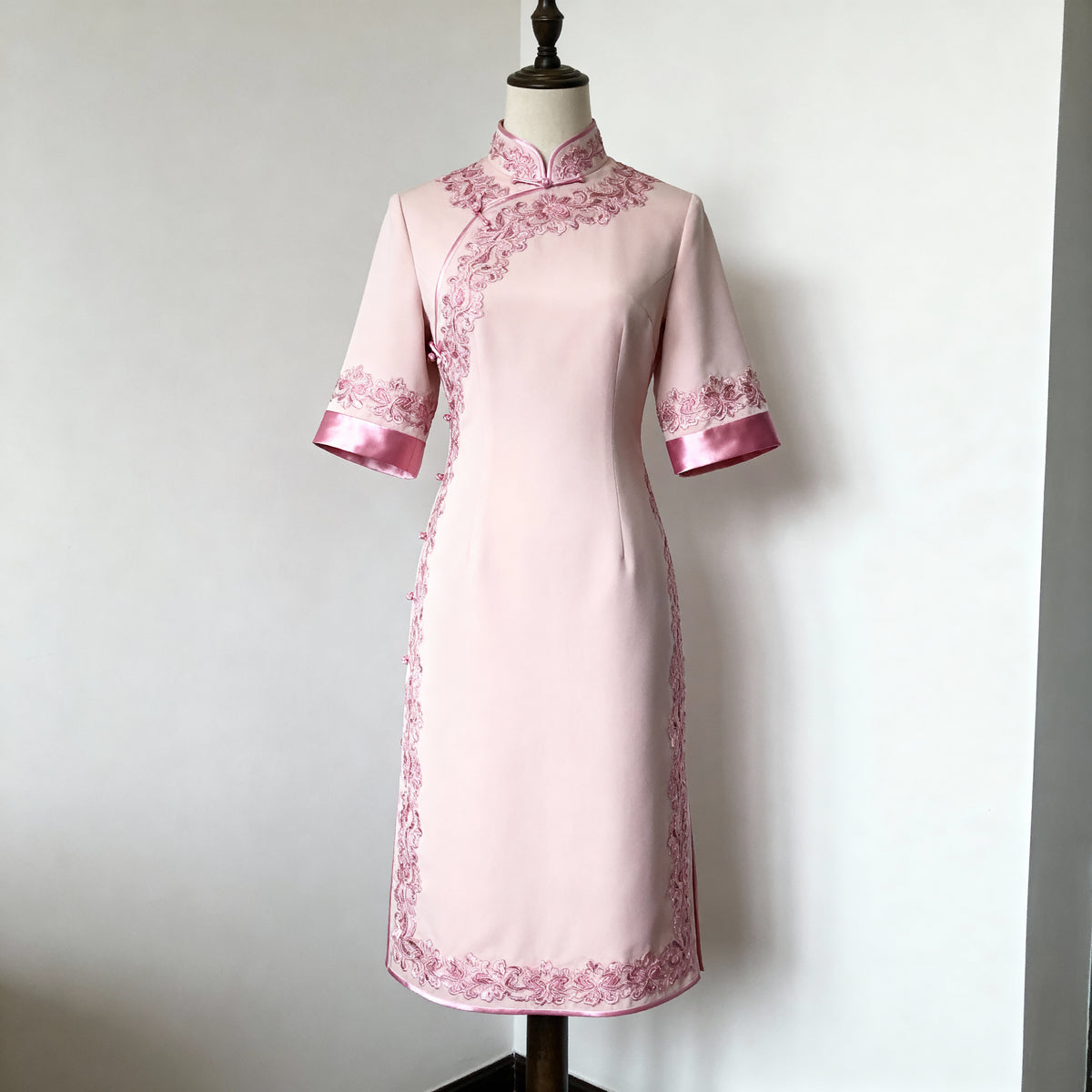 Fustan me Detaje Rozë