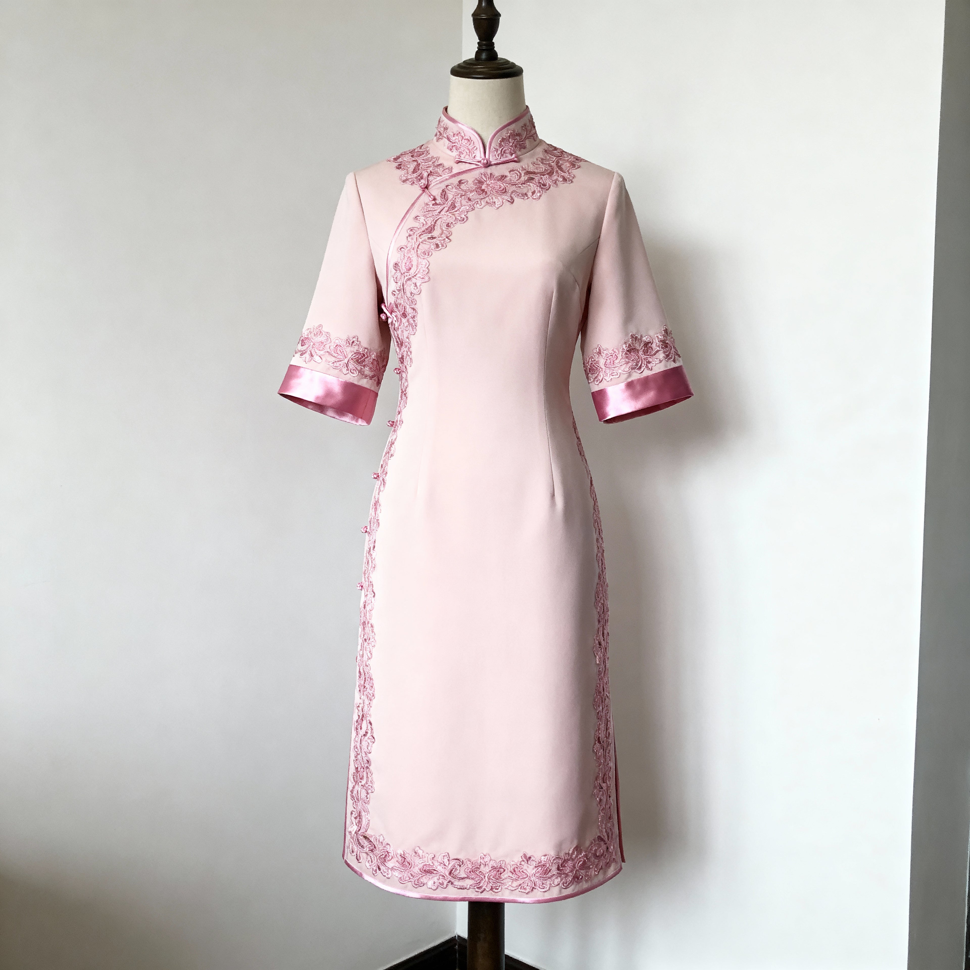 Fustan me Detaje Rozë